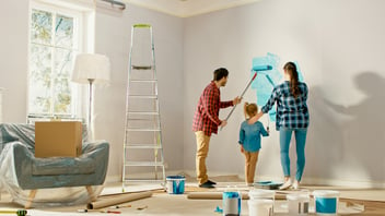 familia pintando paredes de azul - color de paredes