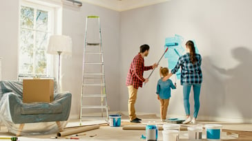 familia pintando paredes de azul - color de paredes